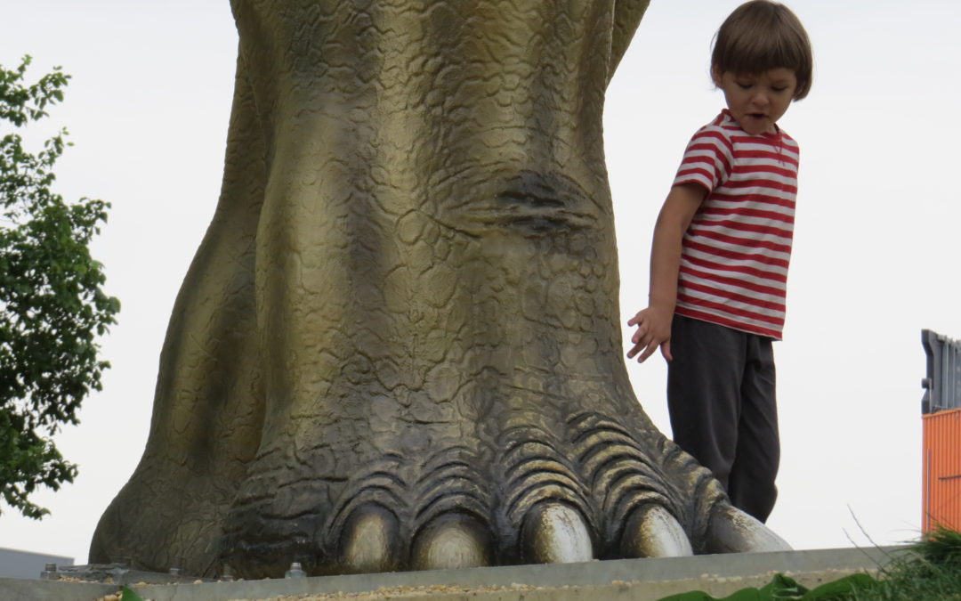 Park wrocławski – Lubin. Spacer z dzieckiem wśród dinozaurów za darmo.